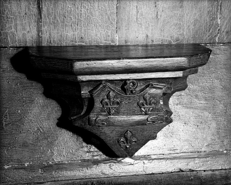 Troisième rangée nord, miséricorde n° 38, armes de l'abbaye de Saint-Sulpice de Bourges, fin 15e début 16e siècle.