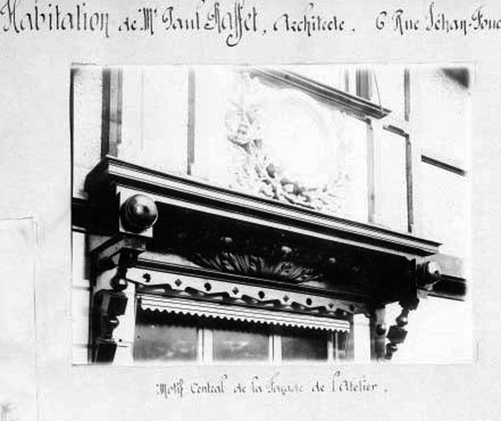 Motif central de la façade de l'atelier.