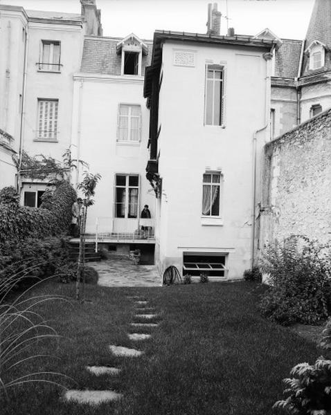 Façade sur cour. Vue prise du jardin.