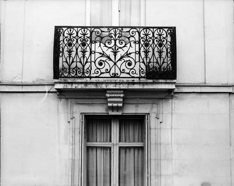 Façade antérieure, élévation, détail premier étage : balcon, grille en fonte.