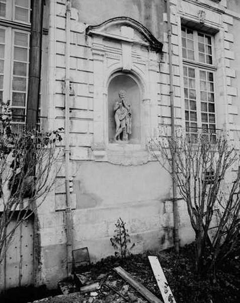 Façade postérieure, détail ; niche avec statue de berger, surmontée de l'inscription : 'PERENNET UT AMNIS'.