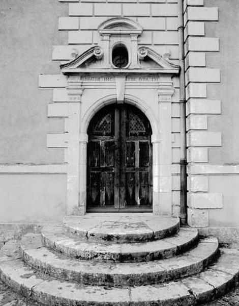 Façade antérieure sur cour, détail porte Est ; inscription gravée sur le linteau : ARBITRII HIC TIBI JURA TUI.