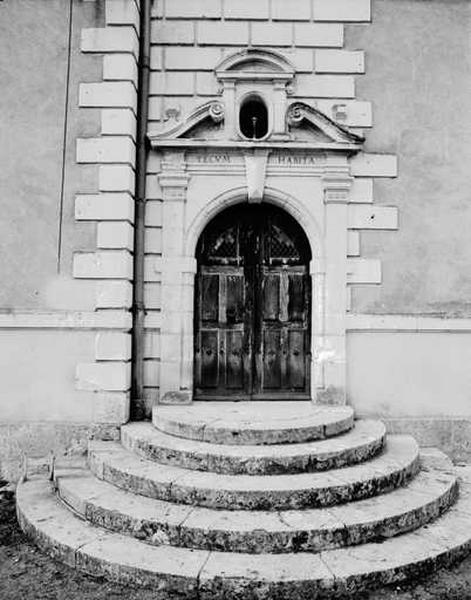 Façade antérieure sur cour, détail porte ouest ; inscription gravée sur le linteau : TECUM HABITA.