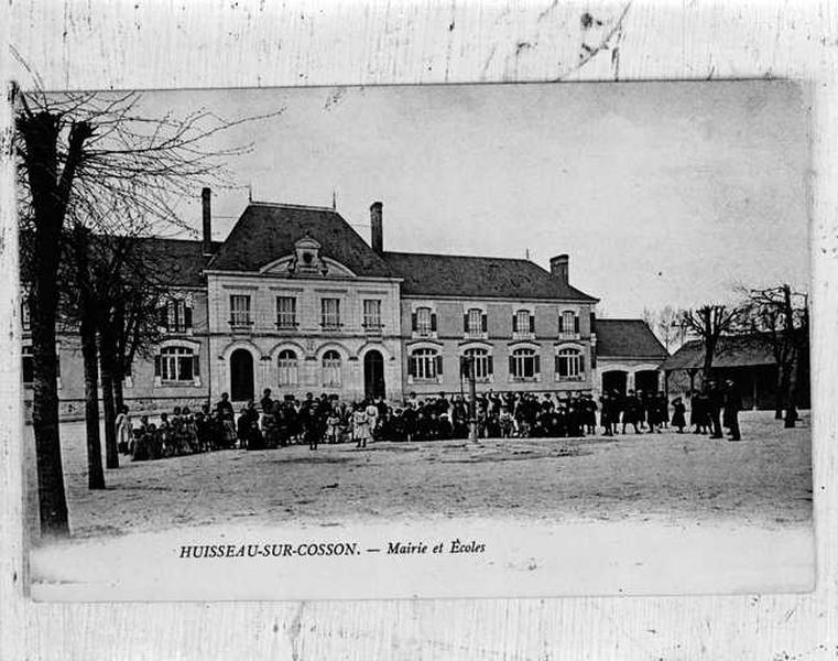 Vue d'ensemble de la mairie et l'école.