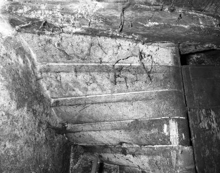 Corps de logis, revers des marches de l'escalier en vis.