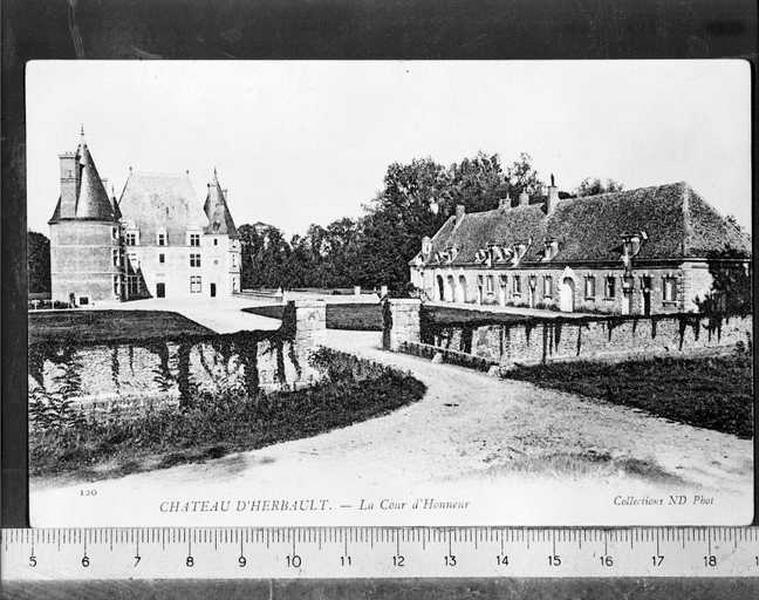 Château et bâtiments Est des communs, vue prise du sud.