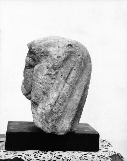 Sainte voilée, vue de 3/4 arrière : tête de pierre calcaire sculptée.