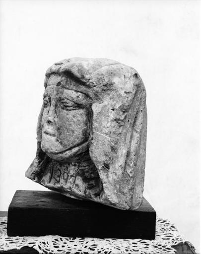 Sainte voilée, vue de 3/4 gauche : tête de pierre calcaire sculptée.