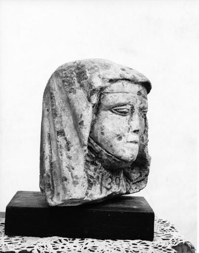 Sainte voilée, vue de 3/4 avant droit : tête de pierre calcaire sculptée.