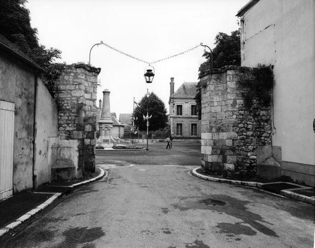 Vestiges, vue prise de la rue des Prêtres.