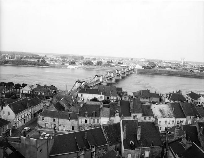 Vue du pont suspendu, prise du clocher de l'église paroissiale de Jargeau.