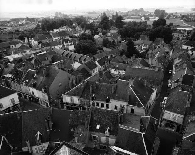 Vue aérienne prise du clocher de l'église : du côté sud de la Grande Rue limitée à l'est par la rue des Prêtres, vers l'ouest.