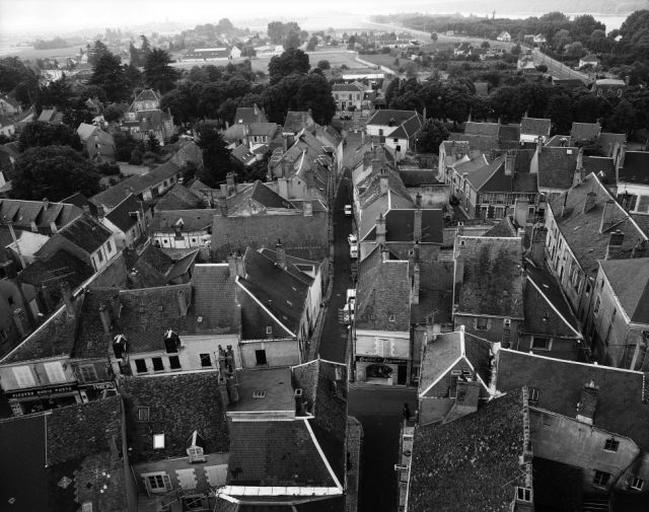 Vue aérienne prise du clocher de l'église : dans l'axe de la rue des Prêtres.