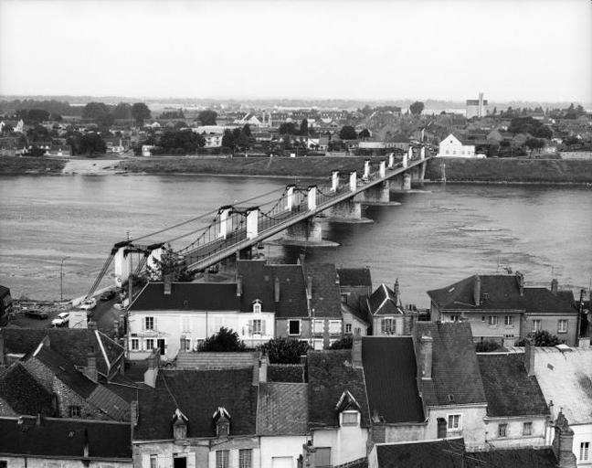 Vue aérienne prise du clocher de l'église : du côté sud de la place du Martroi à la Loire ; à l'ouest : Grande Rue.