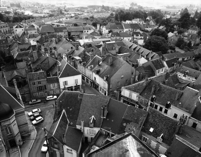 Vue aérienne prise du clocher de l'église : en diagonale : la Grande Rue ; à l'ouest, rue Gambetta et place du Grand Cloître.