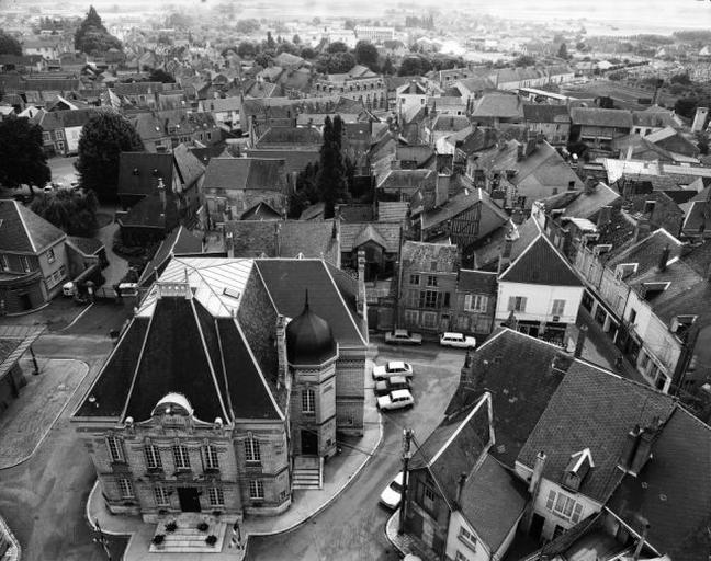 Vue aérienne prise du clocher de l'église, vers le sud : au premier plan, la mairie.
