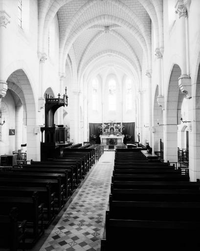 Vue axiale intérieure vers le choeur.