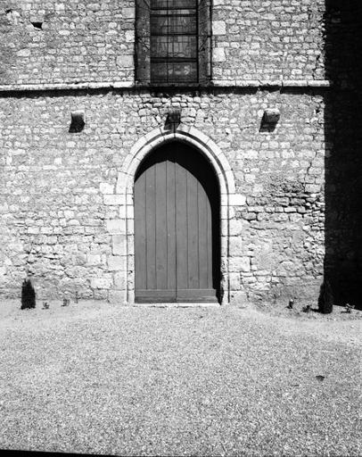 Porte sur la façade ouest.