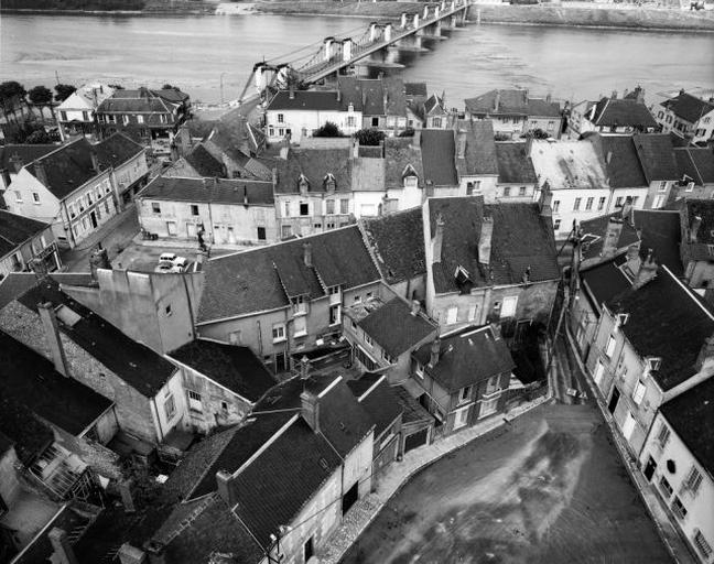 Vue aérienne prise du clocher de l'église : au premier plan : place du Petit Cloître ; place du Martroi ; à l'ouest, extrémité nord de la Grande Rue.