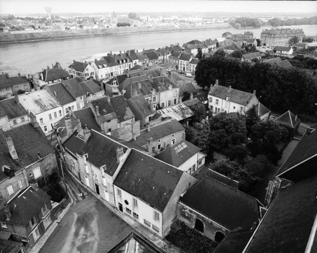 Vue aérienne prise du clocher de l'église : de la place du Petit Cloître vers le nord-est.