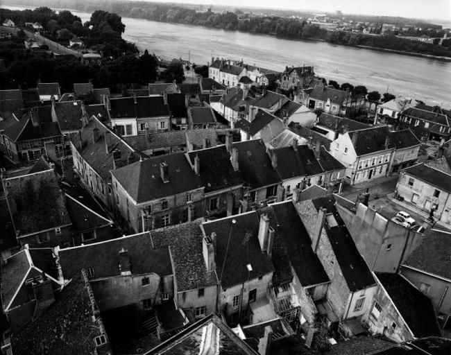 Vue aérienne prise du clocher de l'église : du côté sud de la Grande Rue à la Loire.