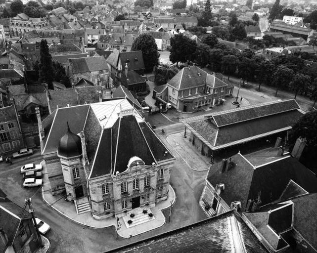 Vue prise du clocher de la collégiale saint-Etienne.