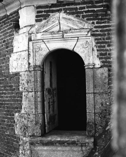 Façade nord ; tourelle d'escalier ; baie troisième niveau.