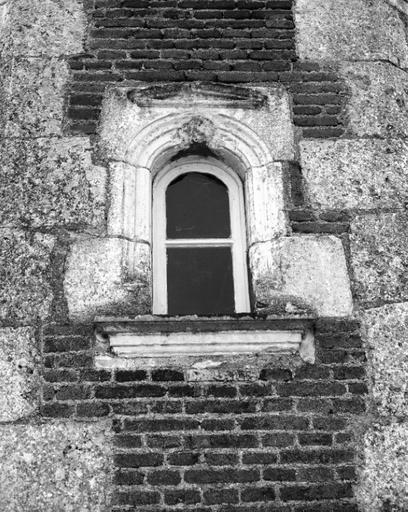 Façade nord ; tourelle d'escalier ; baie premier niveau.