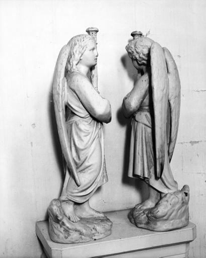 Deux angelots porte-cierge, vue de profil.