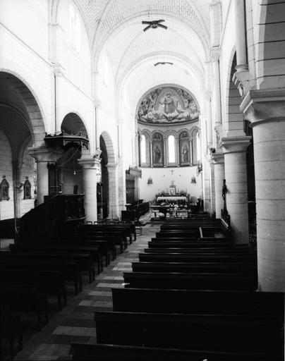 Vue axiale intérieure vers le choeur.