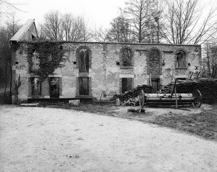 Façade antérieure sur cour des ruines du moulin à eau du 19e siècle.