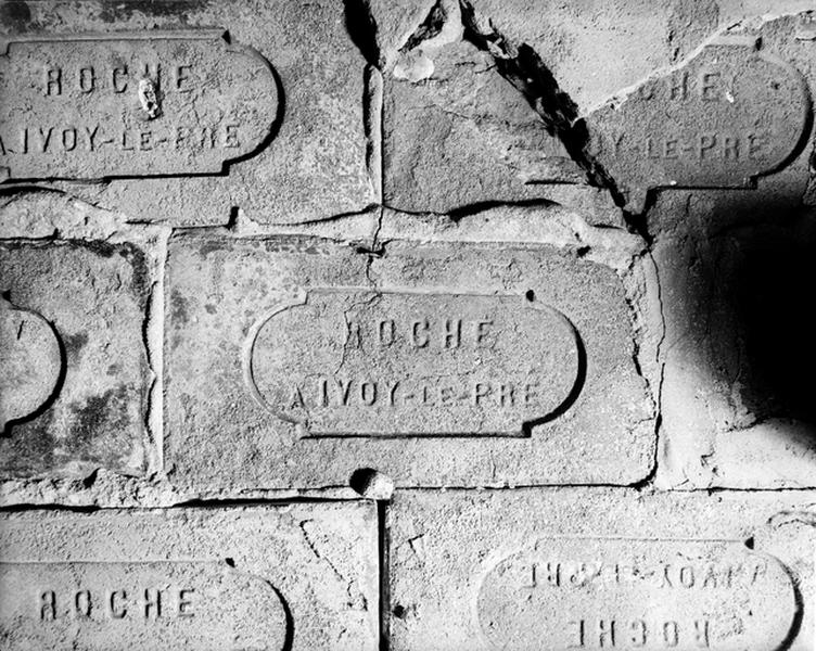 Brique portant inscription 'ROCHE A IVOY-LE-PRE'.