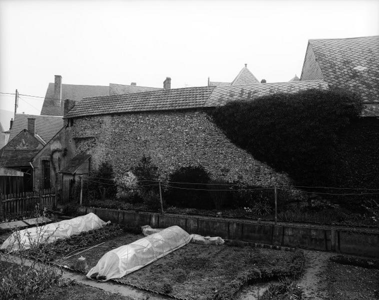 Vue des vestiges du mur de l'enceinte, prise de la rue des Fossés.