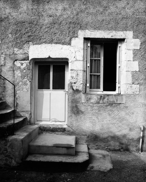 Façade antérieure sur rue, et baie à linteau à arc en accolade.