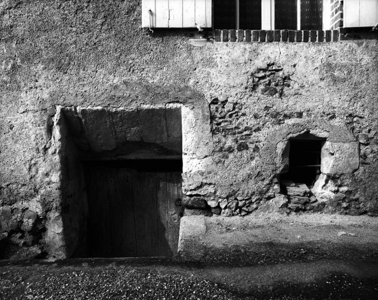 Façade antérieure sur rue, et baie d'accès à la cave.