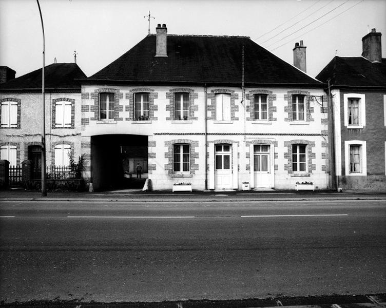 Façade antérieure sur route de l'ancien relais de poste.