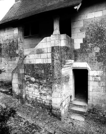 Escalier extérieur couvert.