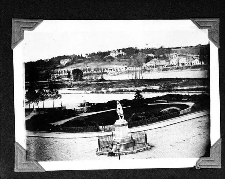 Vue d'ensemble de la place, déménagement de la statue de Descartes, état vers 1930.