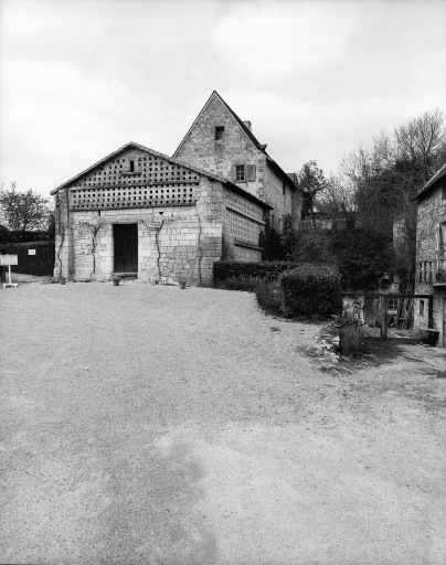 Vue d'ensemble prise du sud, grange et maison.