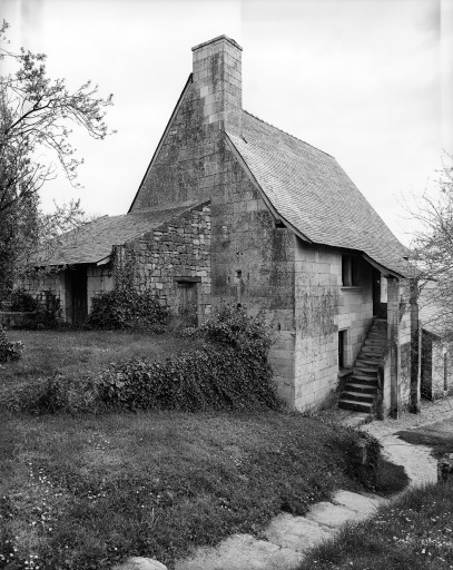 Maison : façade ouest avec sonescalier couvert extérieur.