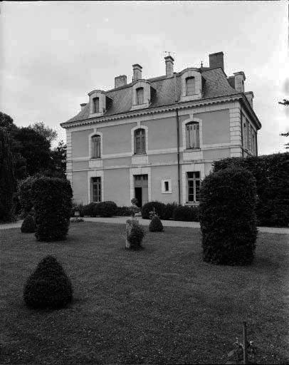Vue d'ensemble de la façade sur jardin.