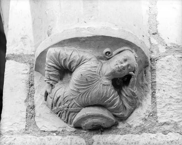 Pilier du transept, côté nord, culot figuré.