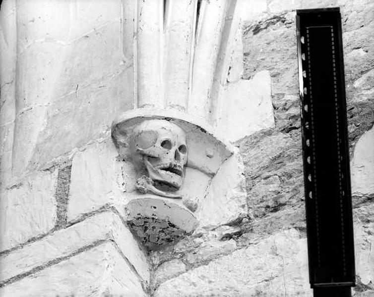 Pilier du transept, culot nord-Est représentant une tête de mort.