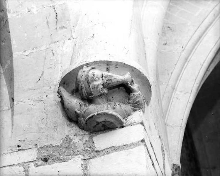 Pilier du transept, côté ouest, culot figuré.