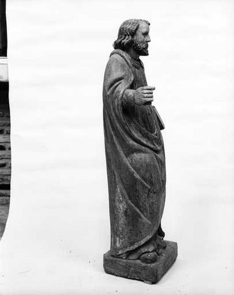 Saint Pierre, vue du profil droit.