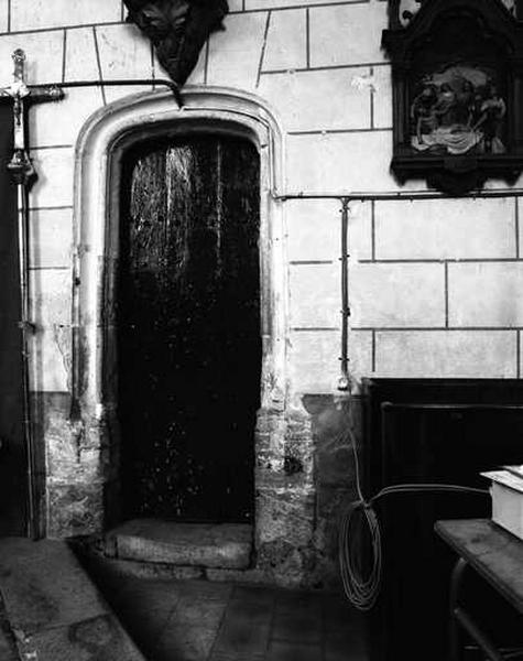 Choeur, côté sud : vue d'ensemble de la porte de la sacristie.