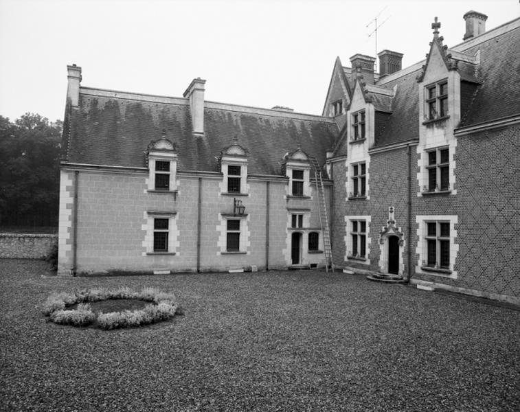 Façade sur cour de l'aile en retour d'équerre.
