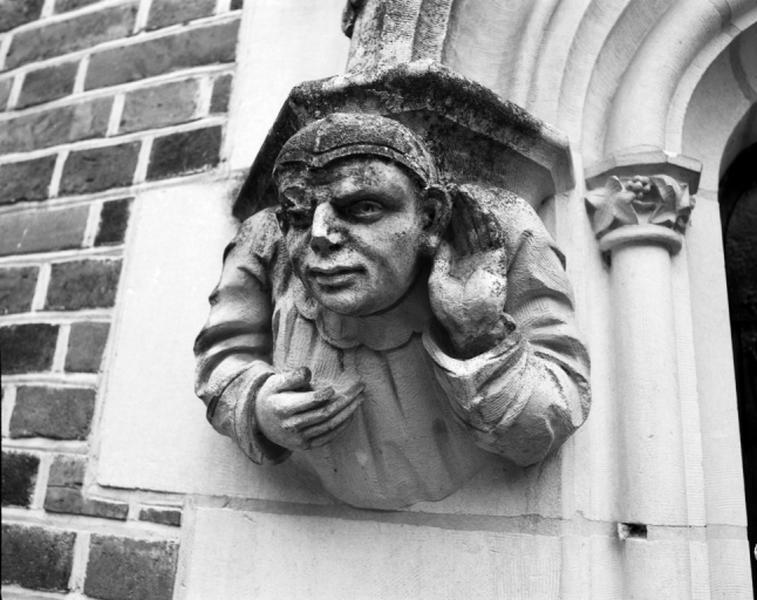 Culot gauche de l'entrée principale.
