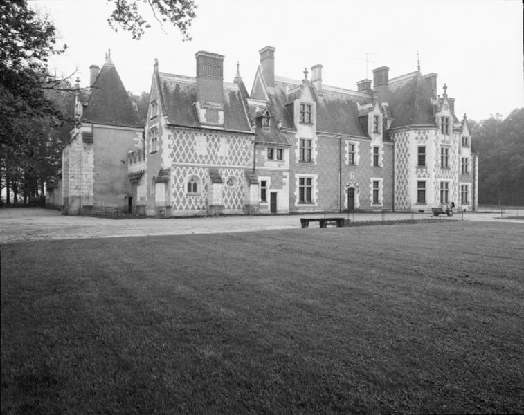 Vue d'ensemble prise du jardin.