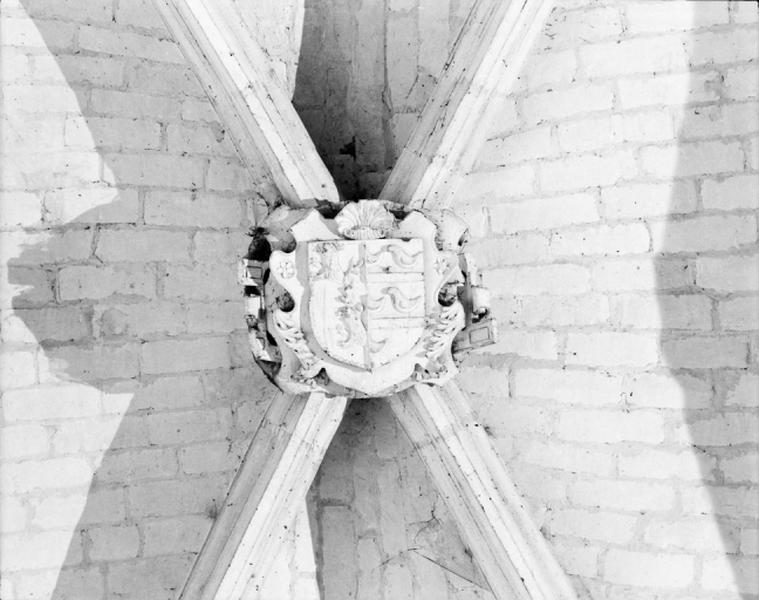 Clef de voûte armoriée dans la chapelle nord.